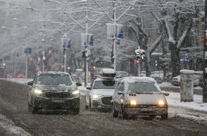 SNEŽNO NEVREME OKOVALO BEČ! Potpuni kolaps saobraćaja na ulicama!
