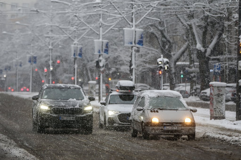 SNEŽNO NEVREME OKOVALO BEČ! Potpuni kolaps saobraćaja na ulicama!