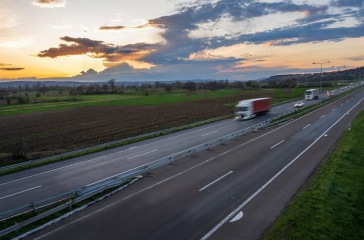 SPUŠTAJU TABLICE DA BI VARALI KAMERE: Kazne idu i do 1.500 evra - POLICIJA NA NOGAMA!