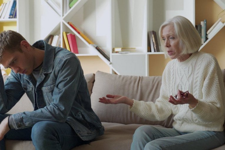 SRCE DA ISKOČI! Majka danima tragala za sinom, a on je pozvao iz Niša i rekao samo JEDNU REČENICU! Svi su u šoku!