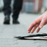 SRCE VELIKO KAO PLANINA: Mladi Emir vratio izgubljeni novac sugrađanki, a ono što je uradio sa NAGRADOM ostavilo je sve u suzama!