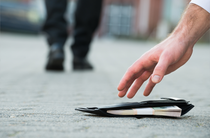 SRCE VELIKO KAO PLANINA: Mladi Emir vratio izgubljeni novac sugrađanki, a ono što je uradio sa NAGRADOM ostavilo je sve u suzama!