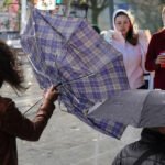 STIŽE JAK UDAR KIŠE ZA VIKEND! U jednom delu zemlje i sneg, A KREĆE I OLUJNA KOŠAVA!