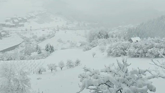 Snežna mećava pravi haos, nanosi su visine preko metar: Kamioni za čišćenje se ne gase, putari rade bez pauze