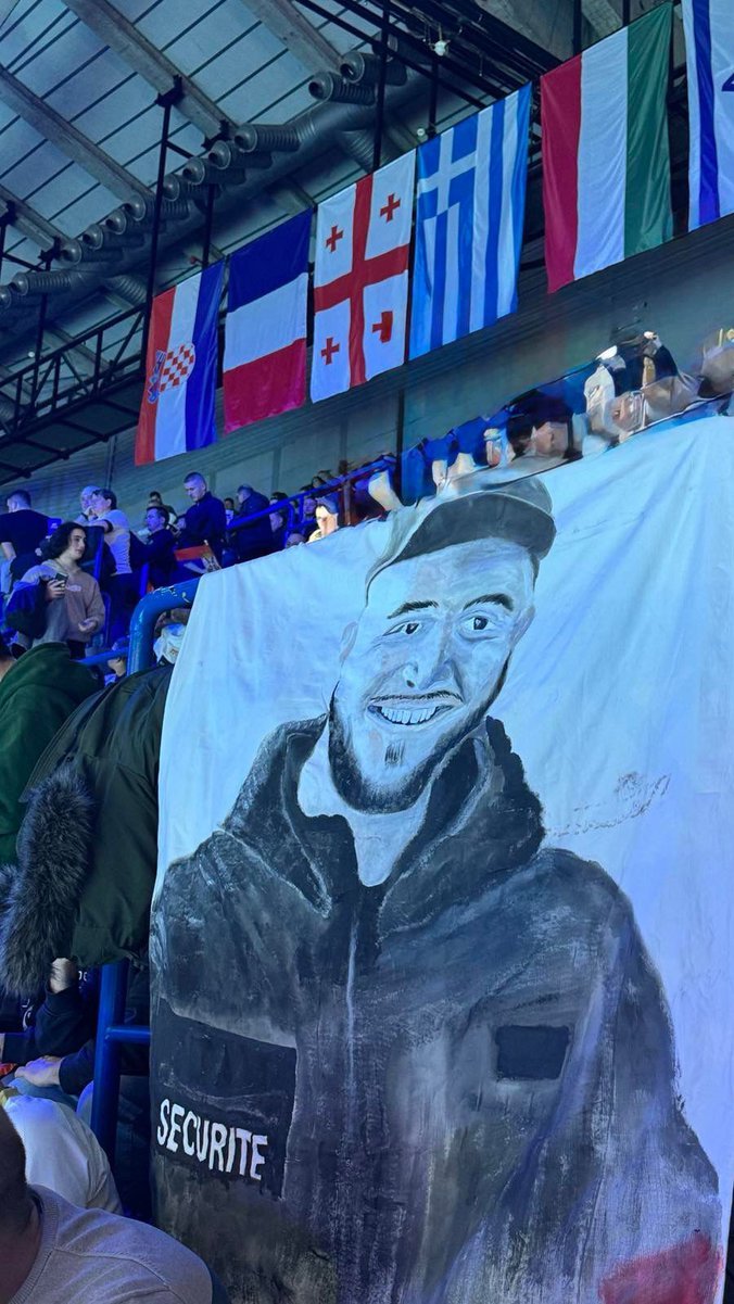 Srbi odali počast heroju Stefanu koji je stradao u požaru u Švajcarskoj: Potresne slike sa tribina Arene (FOTO)