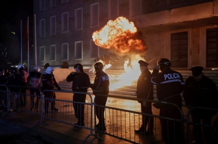 TENZIJE ISPRED ZGRADE VLADE ALBANIJE! Bačeni Molotovljevi kokteli na policiju - ZAŠTO EU ĆUTI?