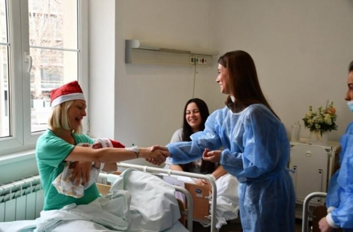 TOLIKO RAZLOGA ZA OSMEH I RADOST: Vesna Vidović obišla prvorođenu devojčicu u Novoj godini (FOTO)
