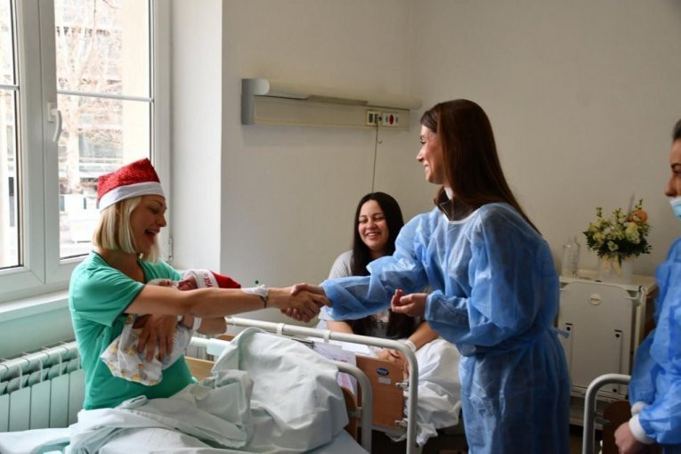 TOLIKO RAZLOGA ZA OSMEH I RADOST: Vesna Vidović obišla prvorođenu devojčicu u Novoj godini (FOTO)