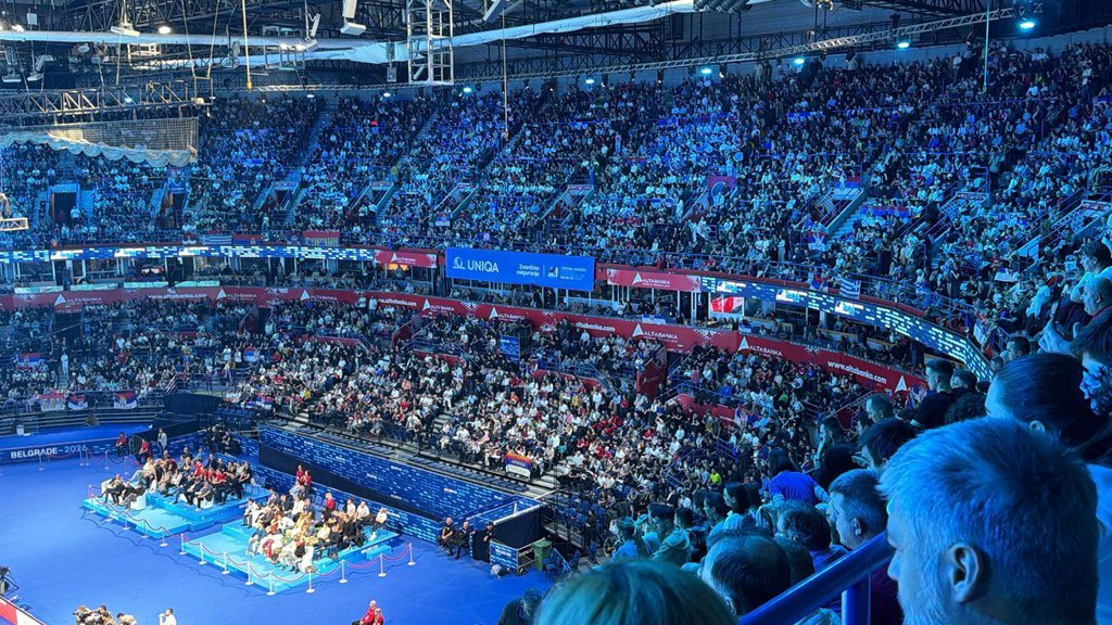 U BEOGRADU SCENE O KOJIMA ĆE SE PRIČATI: Arena krcata daleko pre početka finala Srbija - Mađarska! 'Delfini' imatju ogromnu pomoć