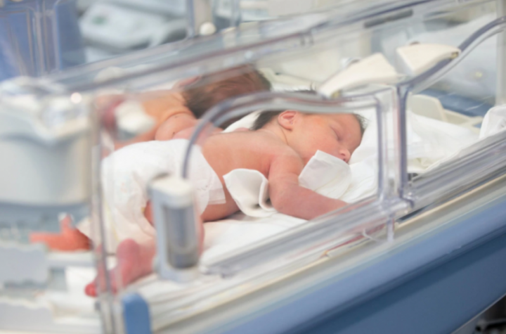 U ISTOJ SEKUNDI ROĐENA DVA DEČAKA! Ovo su prve bebe koje su došle na svet u 2026.: Devojčica "zakasnila" samo 6 sekundi!