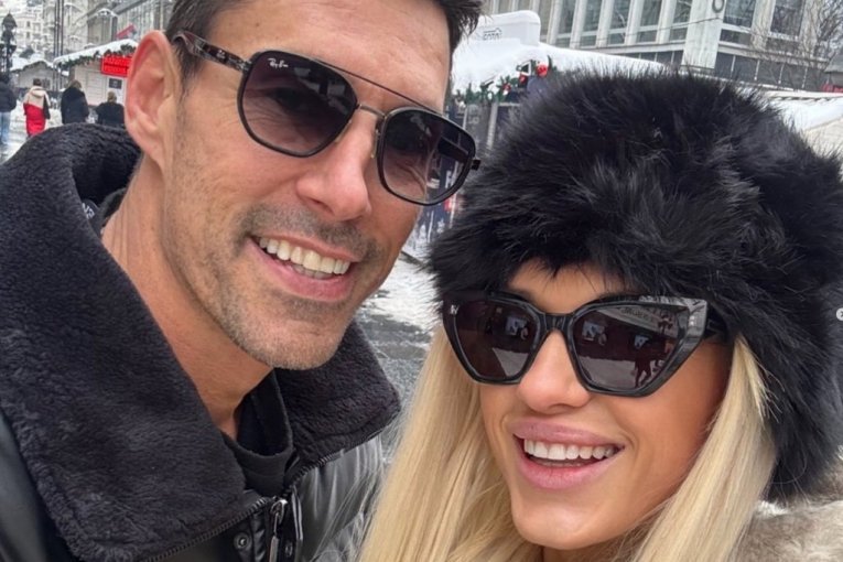 VIŠE NE KRIJE SREĆU S PARTNEROM, PONOSNO PROŠETALI CENTROM! Poznati par snimljen u srcu prestonice - MLADA MAMA BLISTA U BUNDICI! (FOTO)