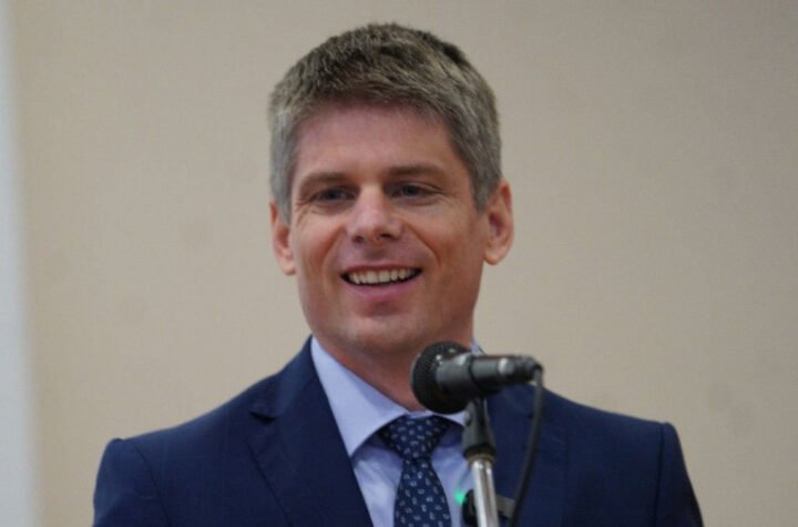 "VIŠE OD 43 ODSTO GRAĐANA CRNE GORE SE IZJASNILO DA GOVORI SRPSKIM"! Arno Gujon: "Ta činjenica se ne sme ignorisati"!