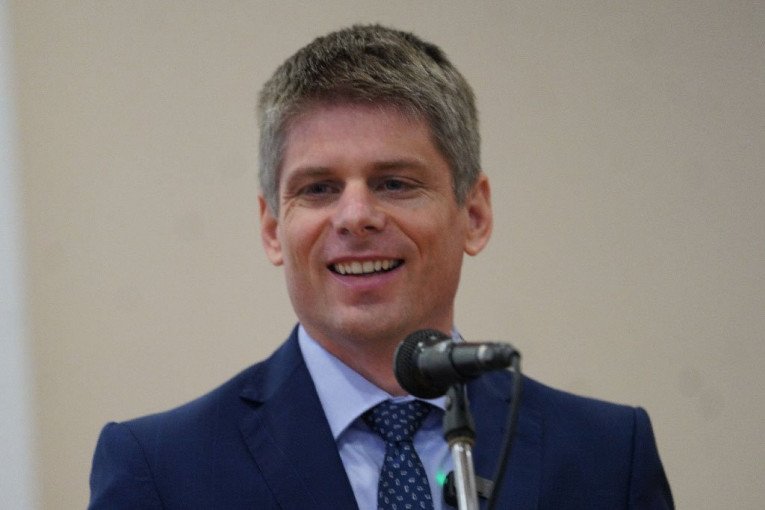 "VIŠE OD 43 ODSTO GRAĐANA CRNE GORE SE IZJASNILO DA GOVORI SRPSKIM"! Arno Gujon: "Ta činjenica se ne sme ignorisati"!