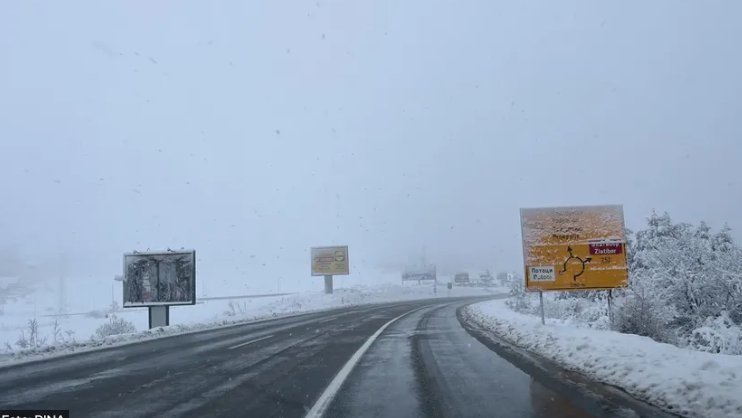 VREME NAPRAVILO HAOS U ZLATIBORSKOM OKRUGU! Ledena kiša i sneg otežavaju saobraćaj, uvedena zabrana za šlepere