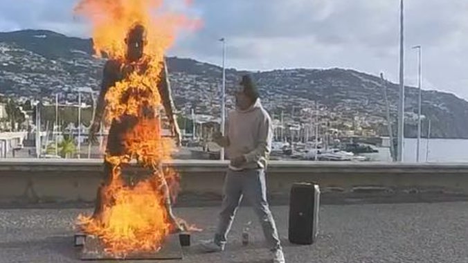 ZAPALIO STATUU KRISTIJANA RONALDA, PA POSLAO UZNEMIRUJUĆU PORUKU - 'Ovo je poslednje Božje upozorenje!'