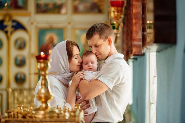 Zašto se na praznik Oci vezuju očevi? Neobičan običaj koji svi pamte