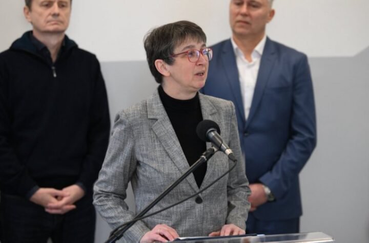 AMBASADORKA NEMAČKE PODELILA IMPRESIJE NAKON OTVARANJA REKONSTRUISANE GIMNAZIJE U MLADENOVCU: Ovo je simbol pažnje prema obrazovanju u Srbiji! (FOTO)