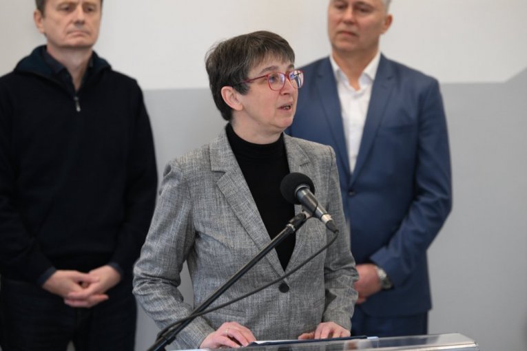 AMBASADORKA NEMAČKE PODELILA IMPRESIJE NAKON OTVARANJA REKONSTRUISANE GIMNAZIJE U MLADENOVCU: Ovo je simbol pažnje prema obrazovanju u Srbiji! (FOTO)