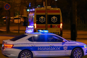 AUTOMOBIL SE ZAKUCAO U DALEKOVOD! Teška nesreća u Šimanovcima: Vozila uništena, delovi svuda po putu! (FOTO)