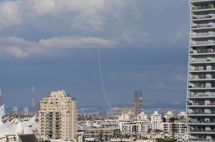 Abu Dabi u plamenu: Odjekuju eksplozije, stanovnici dobili upozorenje da odmah potraže sklonište
