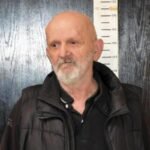 Ako vidite ovog čoveka, odmah zovite policiju! Hara po Beogradu i od penzionera uzima novac!