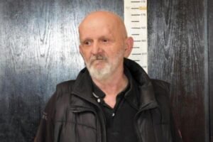 Ako vidite ovog čoveka, odmah zovite policiju! Hara po Beogradu i od penzionera uzima novac!