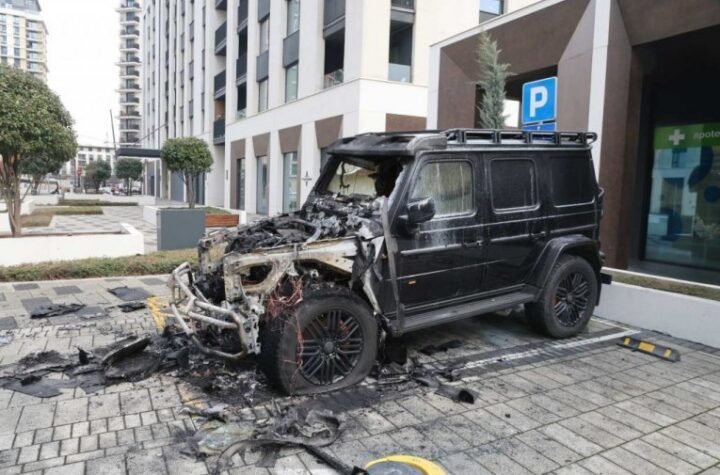 Baki Prasetu zapaljen auto