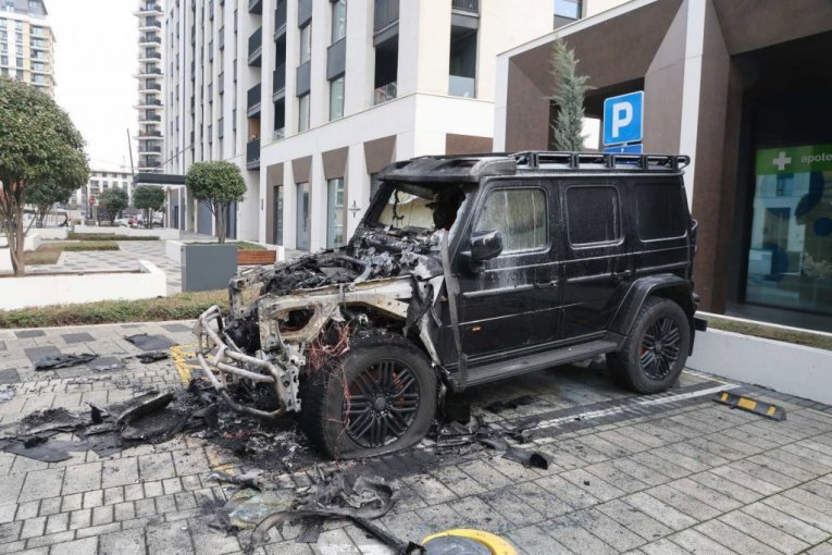 Baki Prasetu zapaljen auto