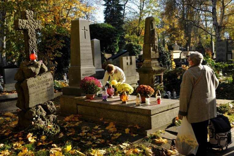 BIZARNA SITUACIJA ZBOG POSLEDNJE ŽELJE BIVŠEG PREDSEDNIKA: Umro pre 8 meseci, a telo još ne smeju da sahrane! Na groblju zjapi PRAZNA RUPA, porodica u strahu od osvete!