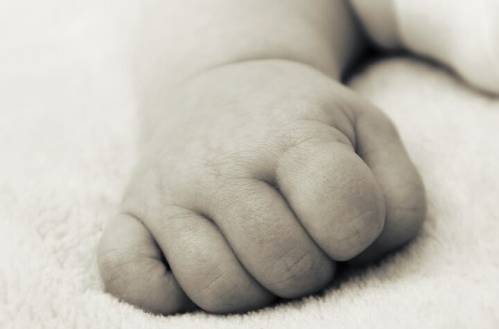 Beba pronađena kod kante za đubre: Tragedija u komšiluku