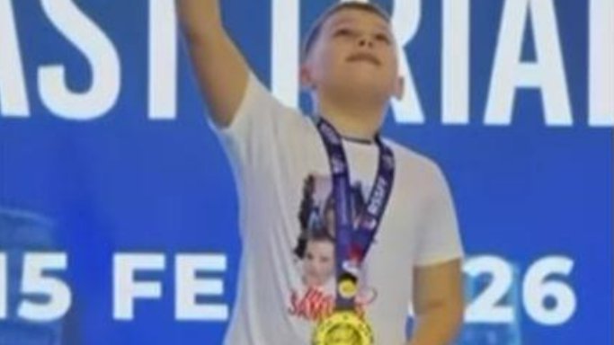 CELA SRBIJA PLAČE ZBOG MALOG BOGDANA: Devetogodišnji dečak pre 2 meseca izgubio majku, a sada sa njenim likom na majici osvojio zlato, pa pokazao prst