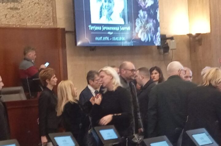 DA SRCE PUKNE: Sestra Aleksandra od boli za Tatjanom nije mogla da zaustavi suze! Jecaji odzvanjali salom