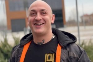 DESINGERICA SE DOVEZO U ZLATNOJ LIMUZINI, DEVOJKE SE POLOMILE OKO NJEGA! Voditelj potpuno ZATEČEN - ovo još niste videli!