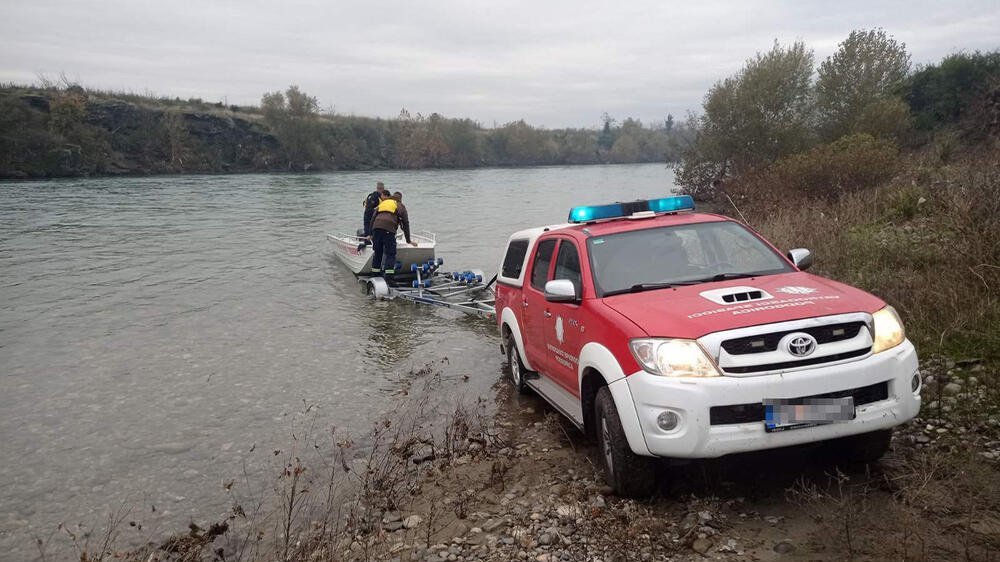 DEVOJKA KOLIMA SLETELA U MORAČU: Ronioci pretražuju reku, potresne scene na obali