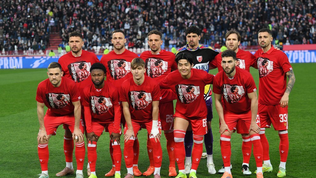 DIRLJIV GEST ZVEZDINIH FUDBALERA PRED POČETAK MEČA: Crveno-beli izašli na teren u majcama sa Sinišinim likom