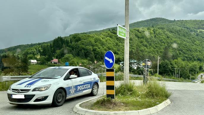 DIVLJAO AUTO-PUTEM: Državljanin Srbije uhapšen u Crnoj Gori zbog brze vožnje