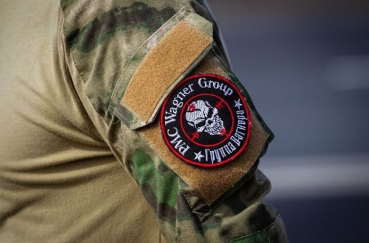 DRAMA NADOMAK SRBIJE! Policija upalu u tajnu bazu PARAVOJSKE – džipovi, ruske zastave i psi čuvari pred kućom, a UNUTRA ŠOK, evo šta su zatekli unutra!