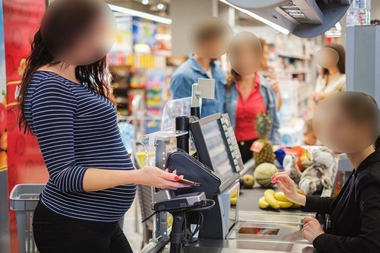 DRAMA U MIRIJEVU! Srpski naučnik napadnut u prodavnici zbog KULENA! Siledžija mu se uneo u lice, pa krenuo da ga vređa: "MAJMUNČINO, GUBI SE NAPOLJE!"
