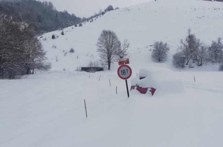 DRAMATIČNE SCENE SPASAVANJA NA TARI I ZLATIBORU! Ništa bez srpskog domaćina! Gorštak sa dva upregnuta vranca izvlači automobile zaglavljene u snegu (V
