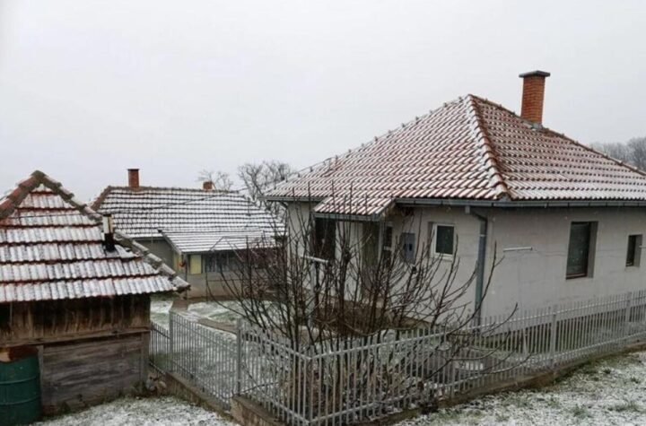 Dve kuće na 3 kilometara od centra, 50 ari placa i to nije sve: Slobodan prodaje imanje za neverovatne pare