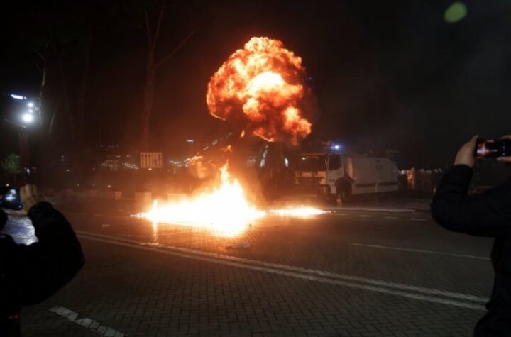 "EDI RAMI DANI ODBROJANI"! Tirana u plamenu - DEMONSTRANTI NAPADAJU MOLOTOVLJEVIM KOKTELIMA, POLICIJA ODGOVORILA SUZAVCEM I VODENIM TOPOVIMA! (FOTO)