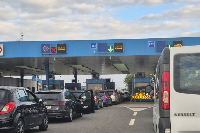 HAOS NA GRANICAMA NE PRESTAJE: Kilometarske kolone na izlazu iz Srbije, vozači zarobljeni satima: Pogledajte gde je NAJGORE!
