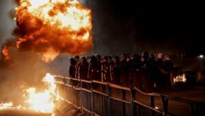 HAOS U TIRANI: Sukob demonstranata i policije na protestu, bacani Molotovljevi kokteli (FOTO)