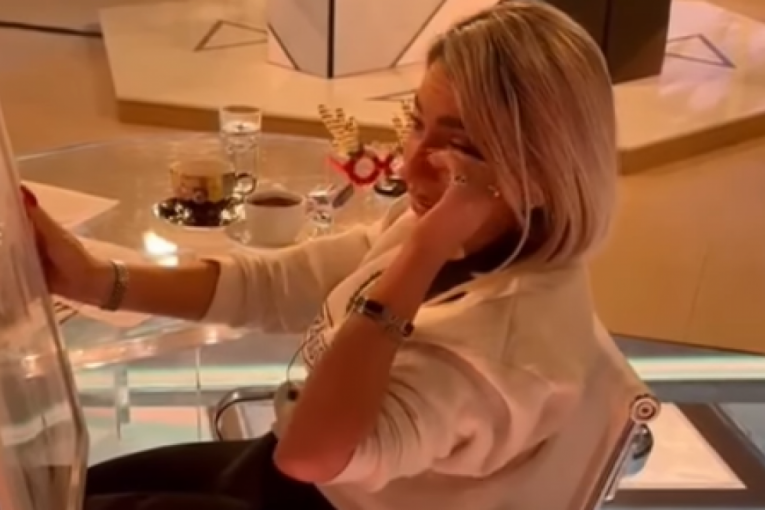 JOVANA JEREMIĆ SE RASULA U KOMADE U PROGRAMU UŽIVO! Brat Siniše Mihajlovića je iznenadio voditeljku – POSVETA RASPLAKALA NACIJU!