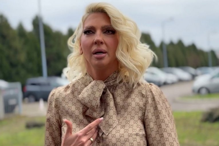 KARLEUŠA GRCA U SUZAMA - Nakon PORODIČNE DRAME, pevačica se rasula u komade, OVO je dotuklo! (FOTO)