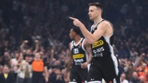 KATASTROFA! ALEKSA AVRAMOVIĆ SE POVREDIO: Srpski reprezentativac uz muke napustio teren