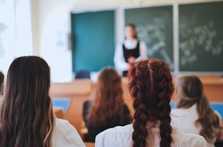 KRAJ RASPUSTA! Učenici se danas vraćaju u školske klupe - VEĆ U APRILU NOVI ODMOR!