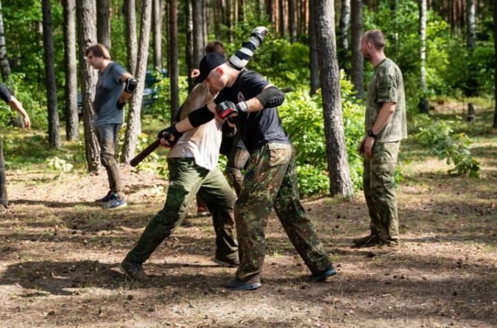 KRVAVA MAKLJAŽA KOD SVETINJE! Više od 50 pijanih ljudi se mlatilo ispred crkve! Klupe i inventar leteli na sve strane dok je sveštenik u šoku posmatrao užas!