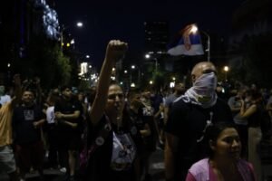 KRVAVE RUKE BLOKADERA: Došli iz Lazarevca da sakate ljude po Aranđelovcu! Aktivista SNS Vladimir jedva gleda na povređeno oko, nasilnik Milovanović ga sramno napao s leđa!