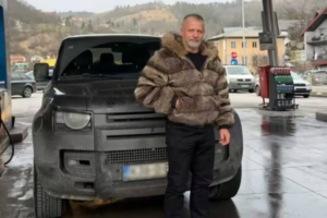 KRVNIKU, GDE TI JE SUKNJA? Naser Orić pozira u ženskom krznu! Dok su mu ruke krvave do lakata, on izigrava MODNU IKONU!